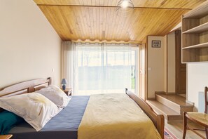 Iron/ironing board, WiFi, bed sheets - Holiday Home 'Gite Des 3 Étangs' with Private Terrace, Garden and Wi-Fi (Echourgnac)