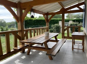 Outdoor dining - Holiday Home 'Gite Des 3 Étangs' with Private Terrace, Garden and Wi-Fi (Echourgnac)