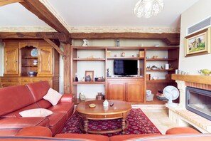 TV, fireplace - Holiday Home 'Gite Des 3 Étangs' with Private Terrace, Garden and Wi-Fi (Echourgnac)