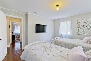3 habitaciones, tabla de planchar con plancha, internet y ropa de cama 