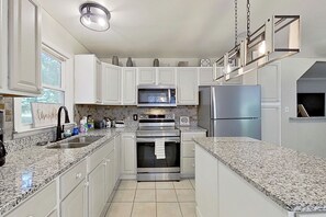 Réfrigérateur, micro-ondes, plaque de cuisson, cafetière/bouilloire