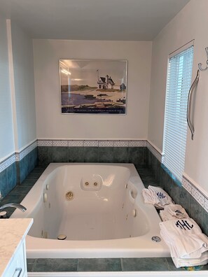 Shower, jetted bath, towels - two bedroom plus denture full bath, wide river views in Vero Beach (Vero Beach)