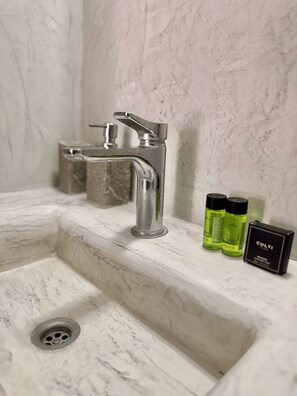 Phòng đôi phong cách cổ điển, ban công, quang cảnh biển | Phòng tắm | Buồng tắm vòi sen, máy sấy tóc, dép đi trong nhà, khăn tắm