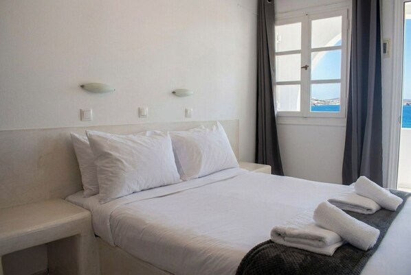 Classic dubbelrum - balkong - havsutsikt | Värdeförvaringsskåp på rummet, skrivbord och arbetsyta för laptop