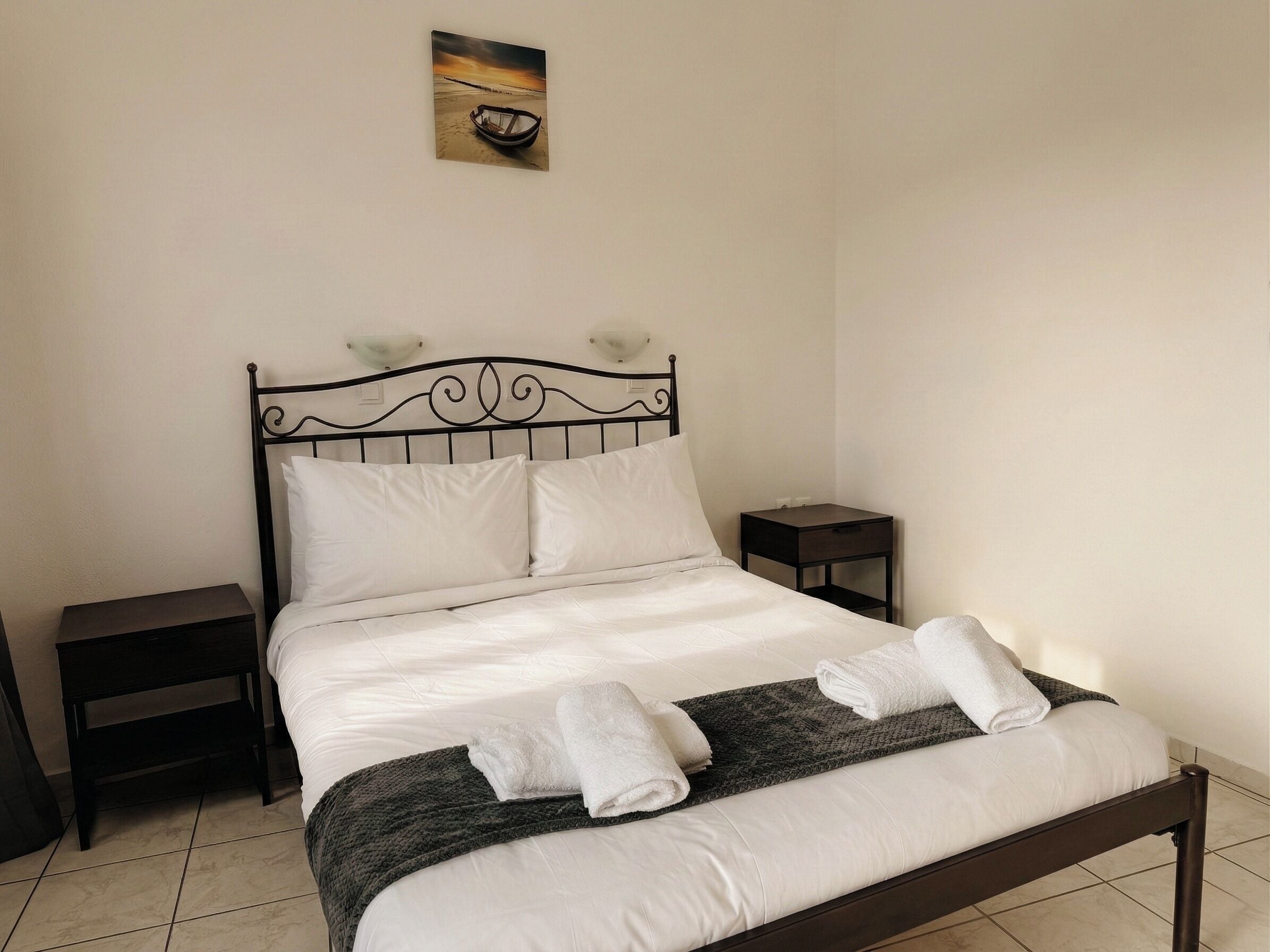 Chambre Double, balcon, vue cour intérieure | Coffres-forts dans les chambres, bureau