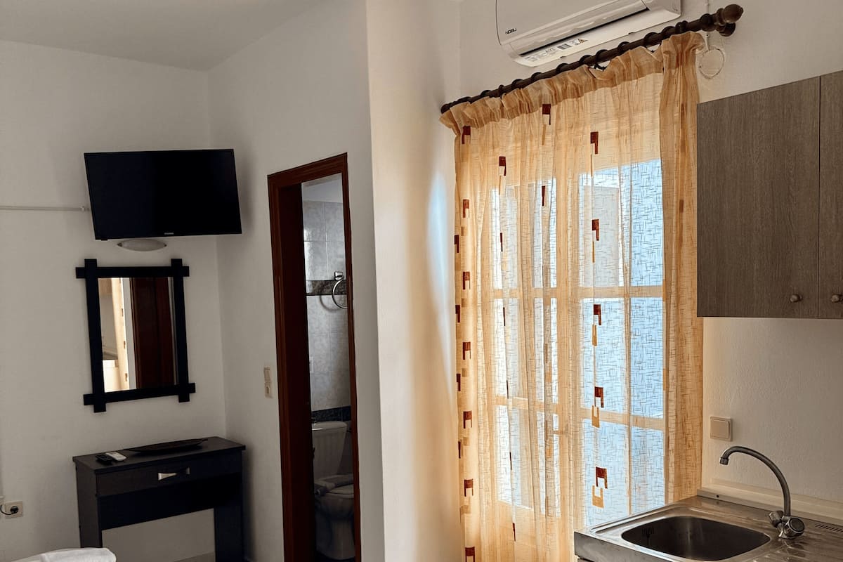 Basic Double or Twin Room, Balcony | In-room safe, desk, laptop workspace, blackout drapes