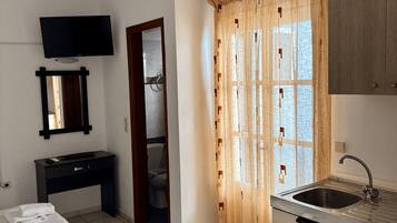 Basic-Doppel- oder -Zweibettzimmer, Balkon | Zimmersafe, Schreibtisch, laptopgeeigneter Arbeitsplatz