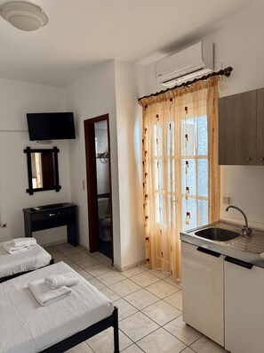 Eenvoudige kamer, 1 twee- of 2 eenpersoonsbedden, balkon | Een kluis op de kamer, een bureau, een laptopwerkplek