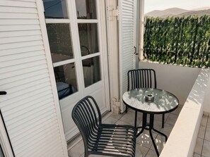 Kolmen hengen perushuone, parveke, näköala pihalle | Näkymä huoneesta