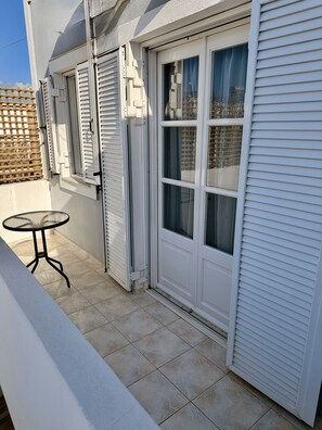 ห้องเบสิกดับเบิล, ระเบียง, วิวสวนหย่อม | วิวสนามหญ้า