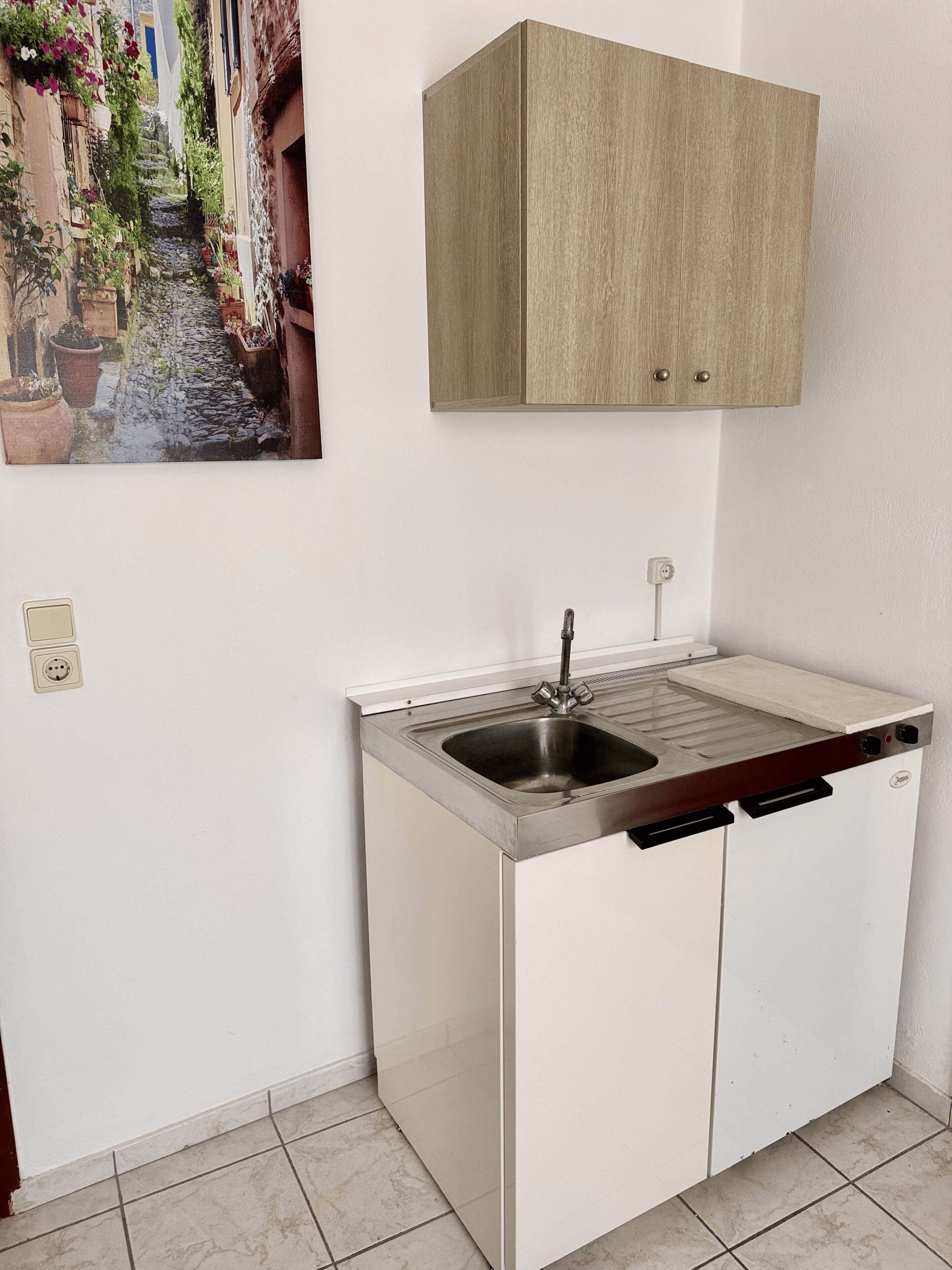 Basic Double Room, Balcony, Courtyard View | Private kitchen | Mini-fridge, coffee/tea maker, electric kettle, cookware/dishes/utensils