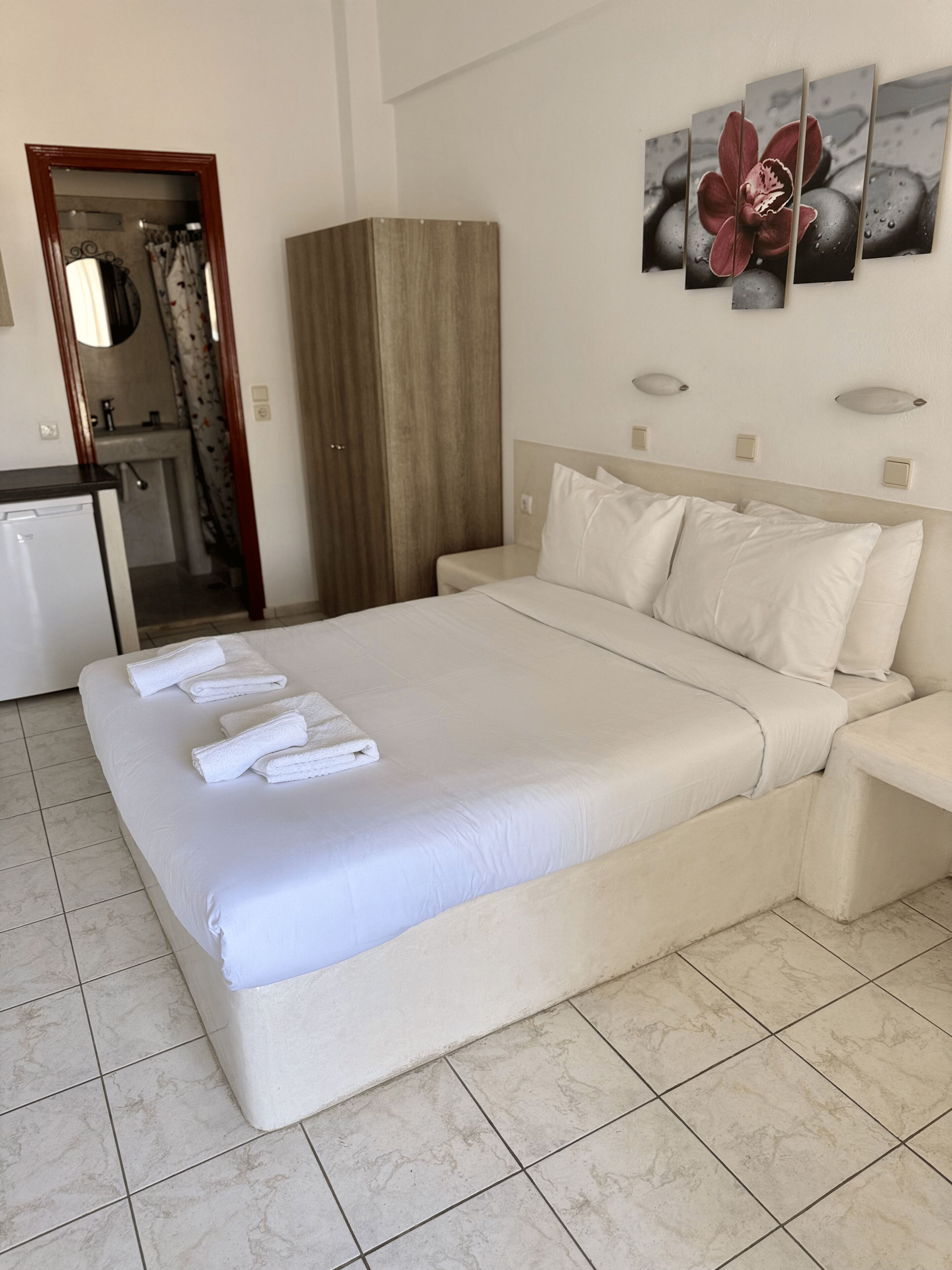 Habitación doble clásica, balcón, vista al mar | Caja de seguridad en la habitación y escritorio 