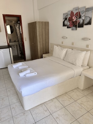 Phòng đôi phong cách cổ điển, ban công, quang cảnh biển | Két bảo mật tại phòng, bàn, khu vực làm việc phù hợp cho laptop