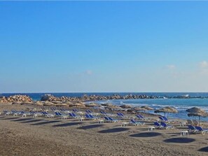 På stranden, svart sandstrand och strandhanddukar