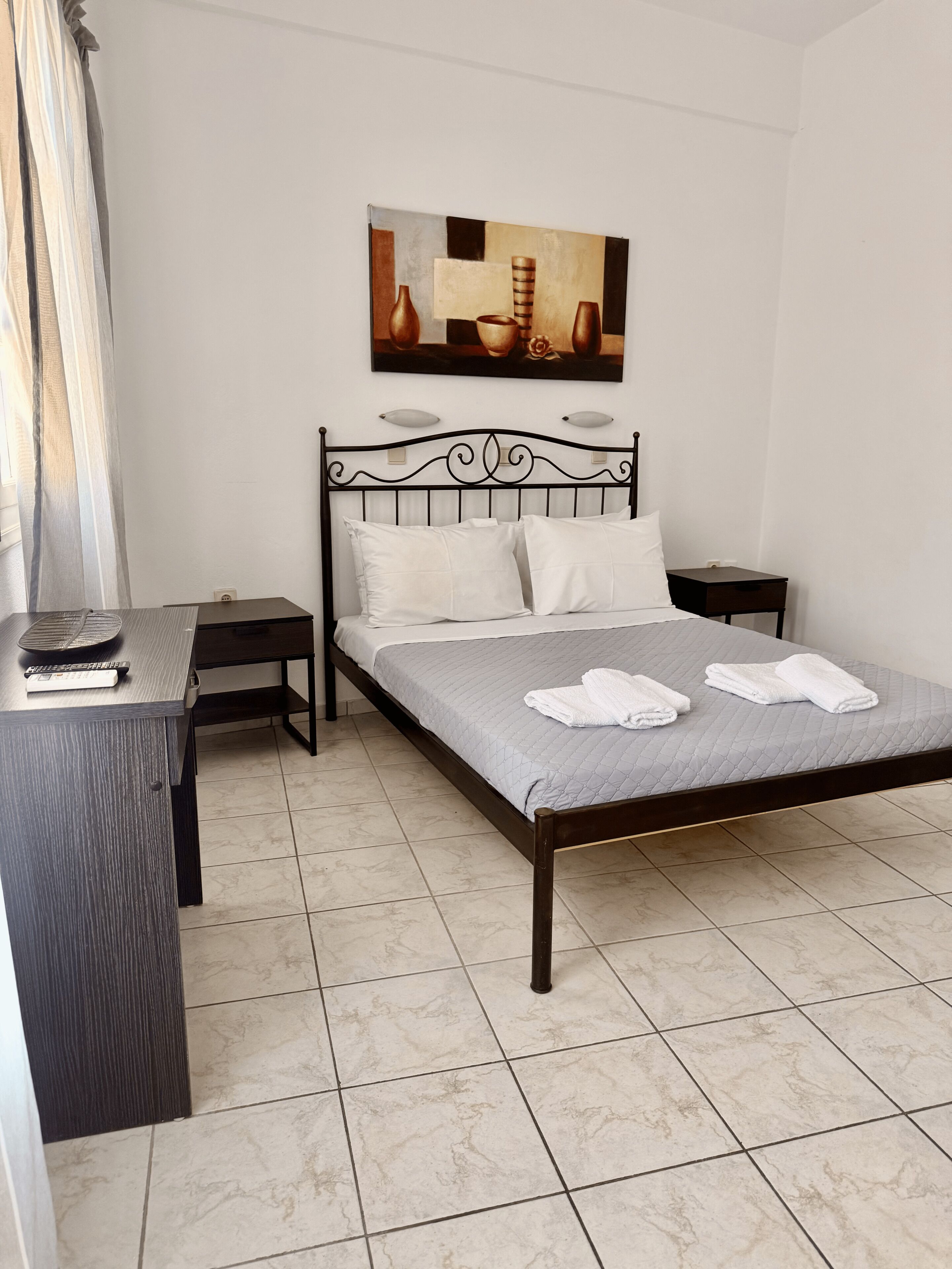 Habitación básica doble, balcón, vista al patio | Caja de seguridad en la habitación y escritorio 