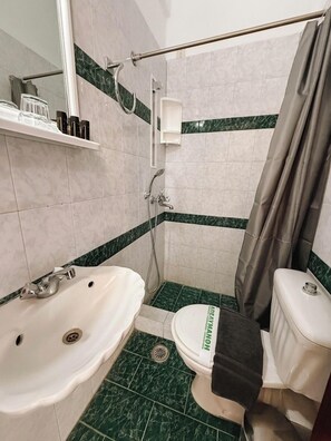 Kolmen hengen perushuone, parveke, näköala pihalle | Kylpyhuone | Suihku, hiustenkuivaaja, tohvelit, pyyhkeet