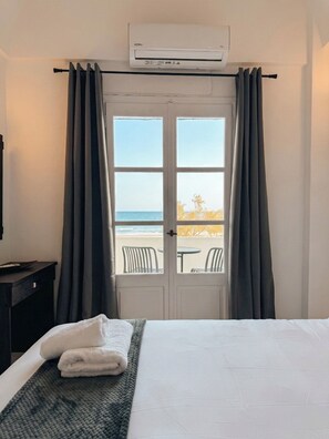 Tallelokero huoneessa, työpöytä