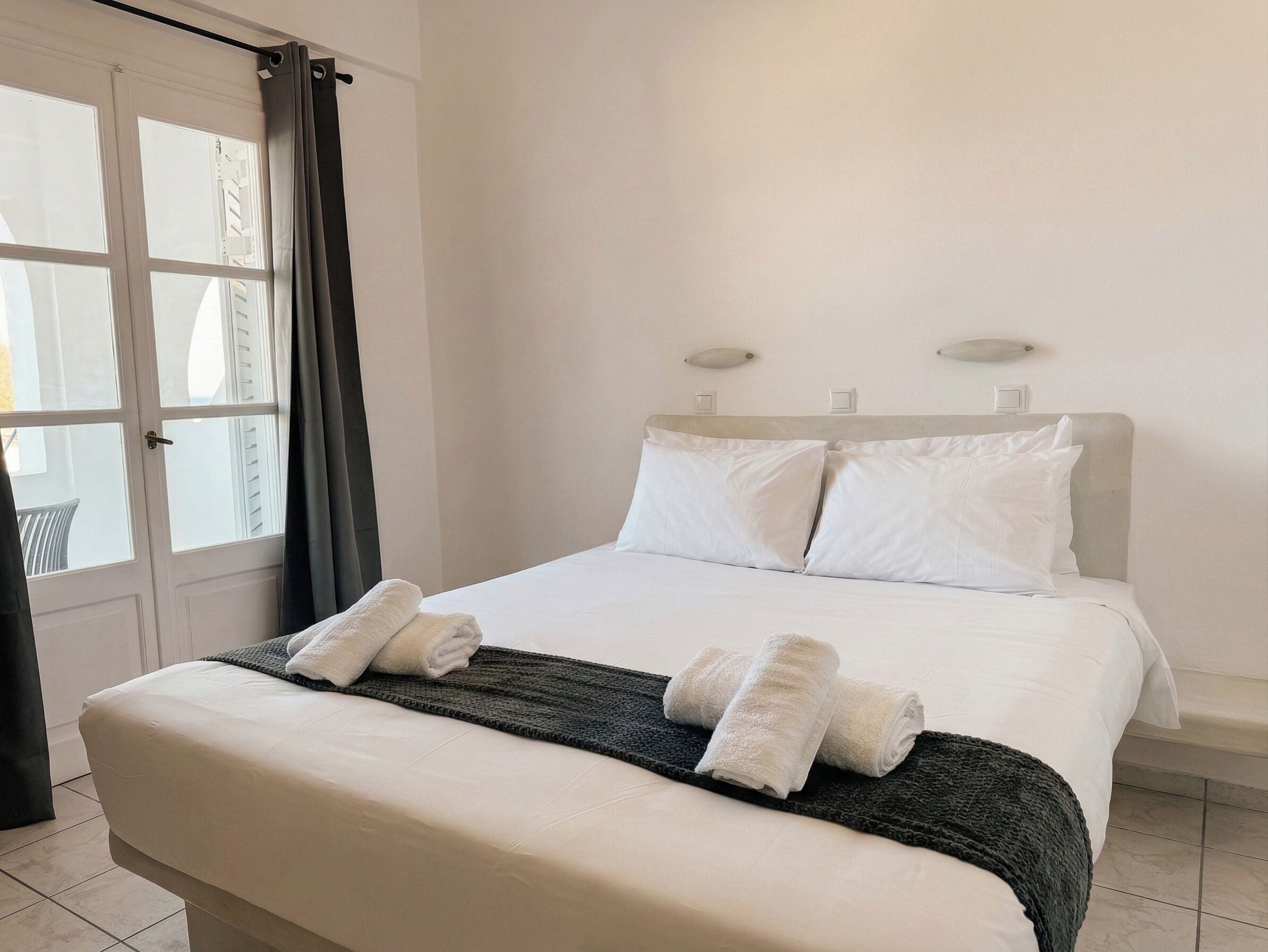 Chambre Double, balcon, vue mer | Coffres-forts dans les chambres, bureau