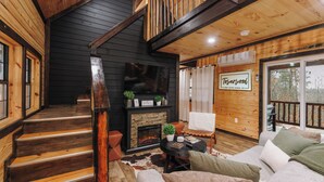 Living area - RRG Cabin l Treetop Deck•HotTub•Firepit•Putting•OutdoorTV•Sleeps8•Pets (Campton)