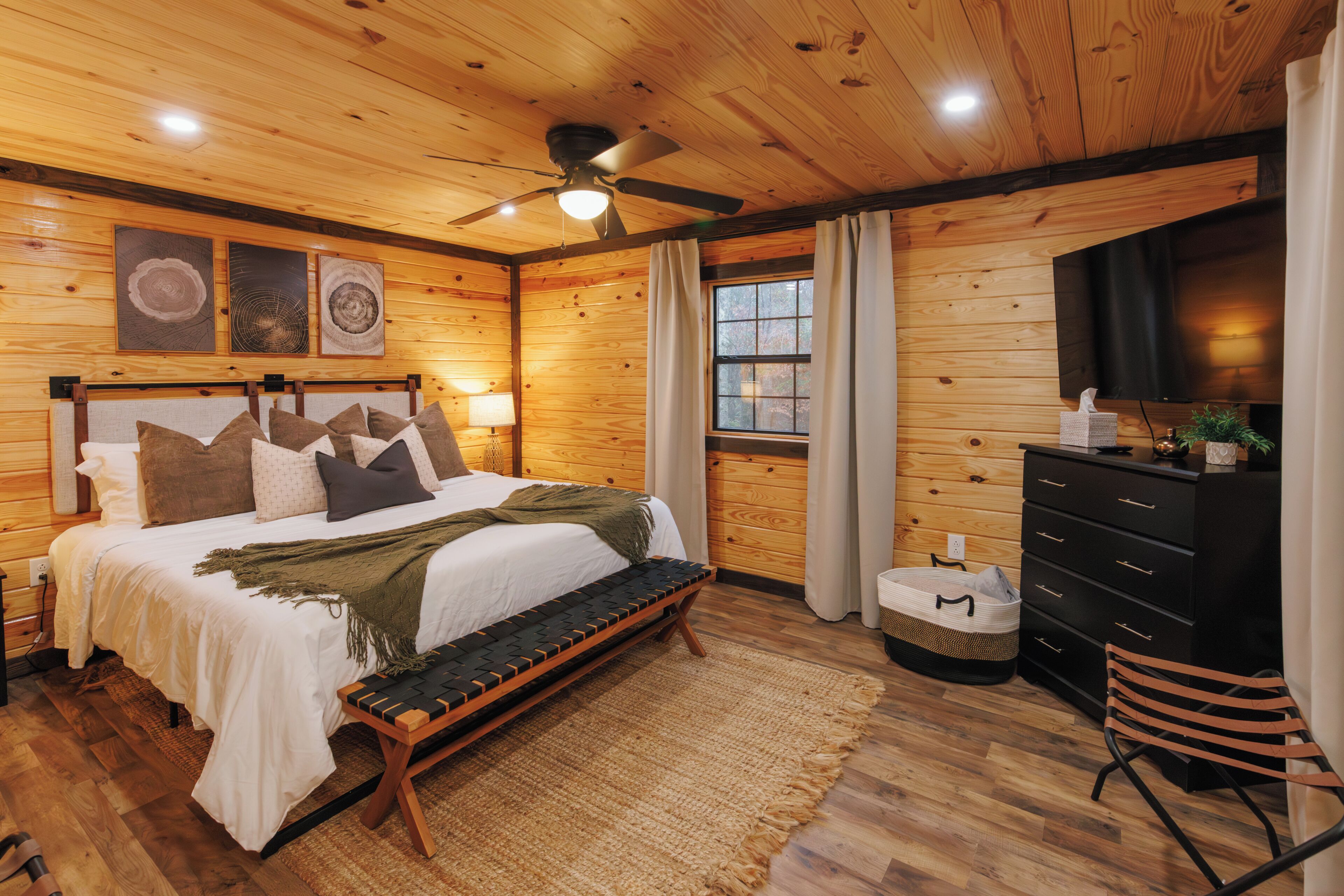 Escritorio, tabla de planchar con plancha, cuna de viaje y wifi gratis 