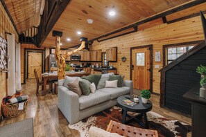 Smart TV, fireplace, video games, foosball - RRG Cabin l Covered Hot Tub, Fire Pit, Game Loft, Pets, Family l Sleeps 8 (Campton)