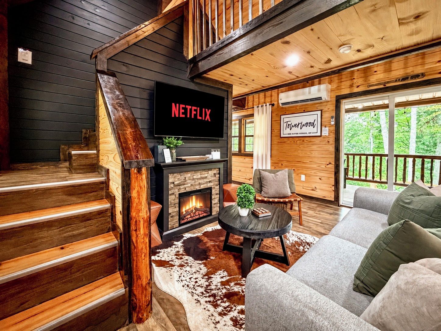 Una sala de estar acogedora con chimenea, televisor y sofá.