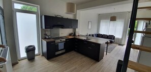 冷蔵庫、電子レンジ、オーブン、コンロ