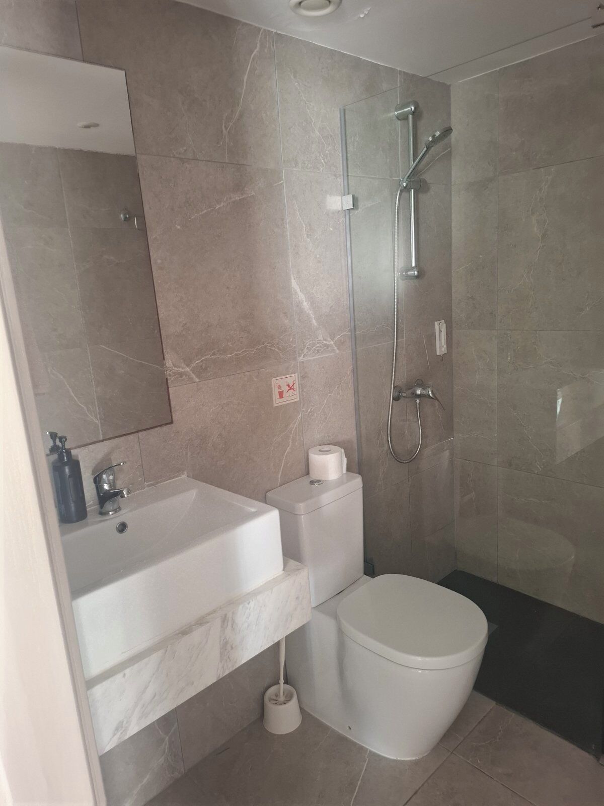 Suite, 1 habitación | Baño | Amenidades de baño gratuitas, secadora de cabello, toallas, jabón 