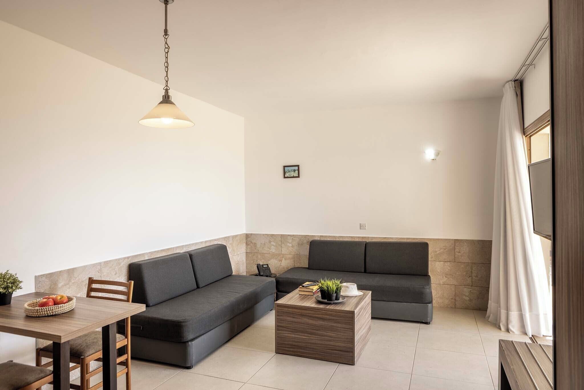 Suite, 1 Bedroom | Living area
