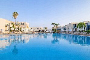 Una piscina al aire libre de temporada