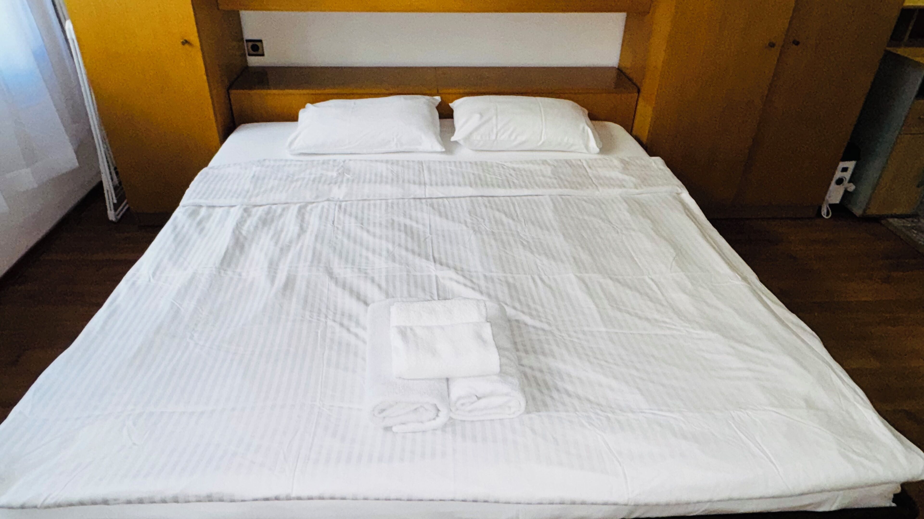 Fer et planche à repasser, accès Internet, draps fournis