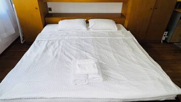 Iron/ironing board, internet, bed sheets