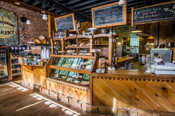 Dining - Tellico Nature Cabin | Close to Skyway & Rivers (Tellico Plains)