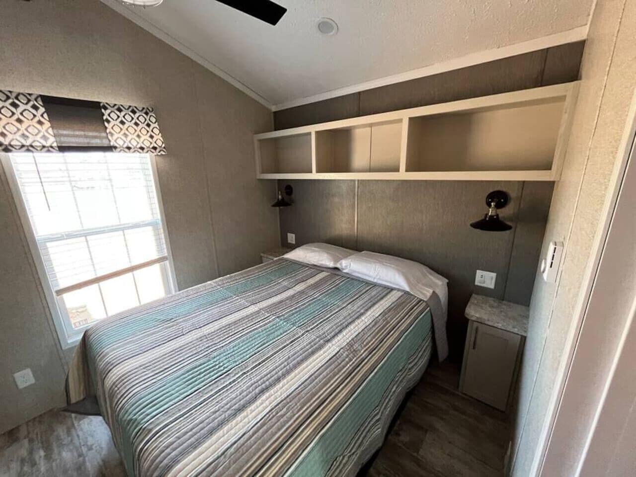 Desk, WiFi, bed sheets