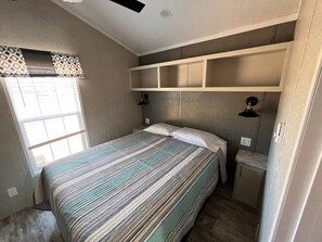 デスク、WiFi、ベッドシーツ