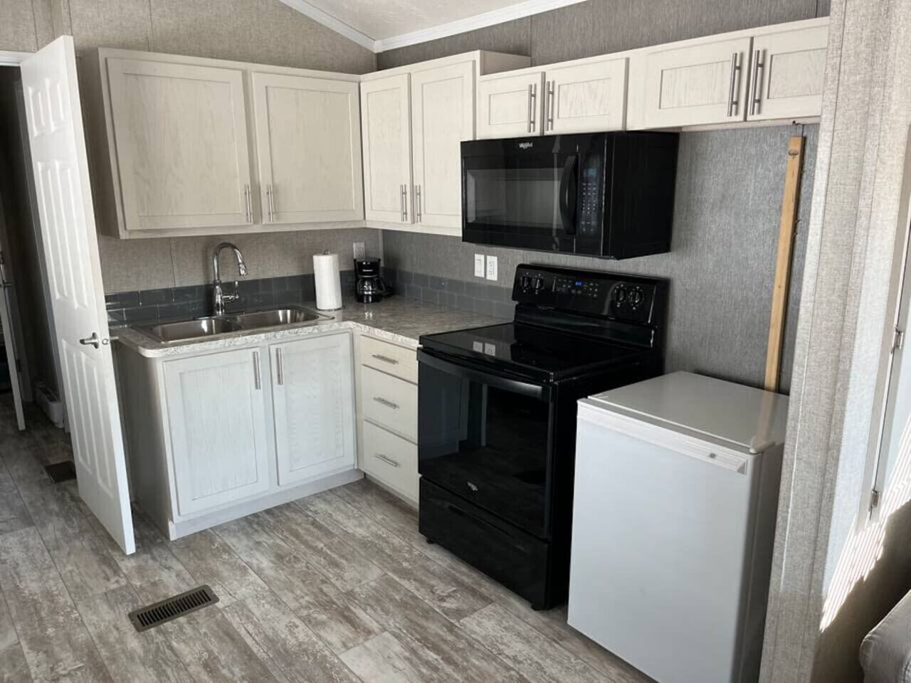 Réfrigérateur, micro-ondes, four, plaque de cuisson