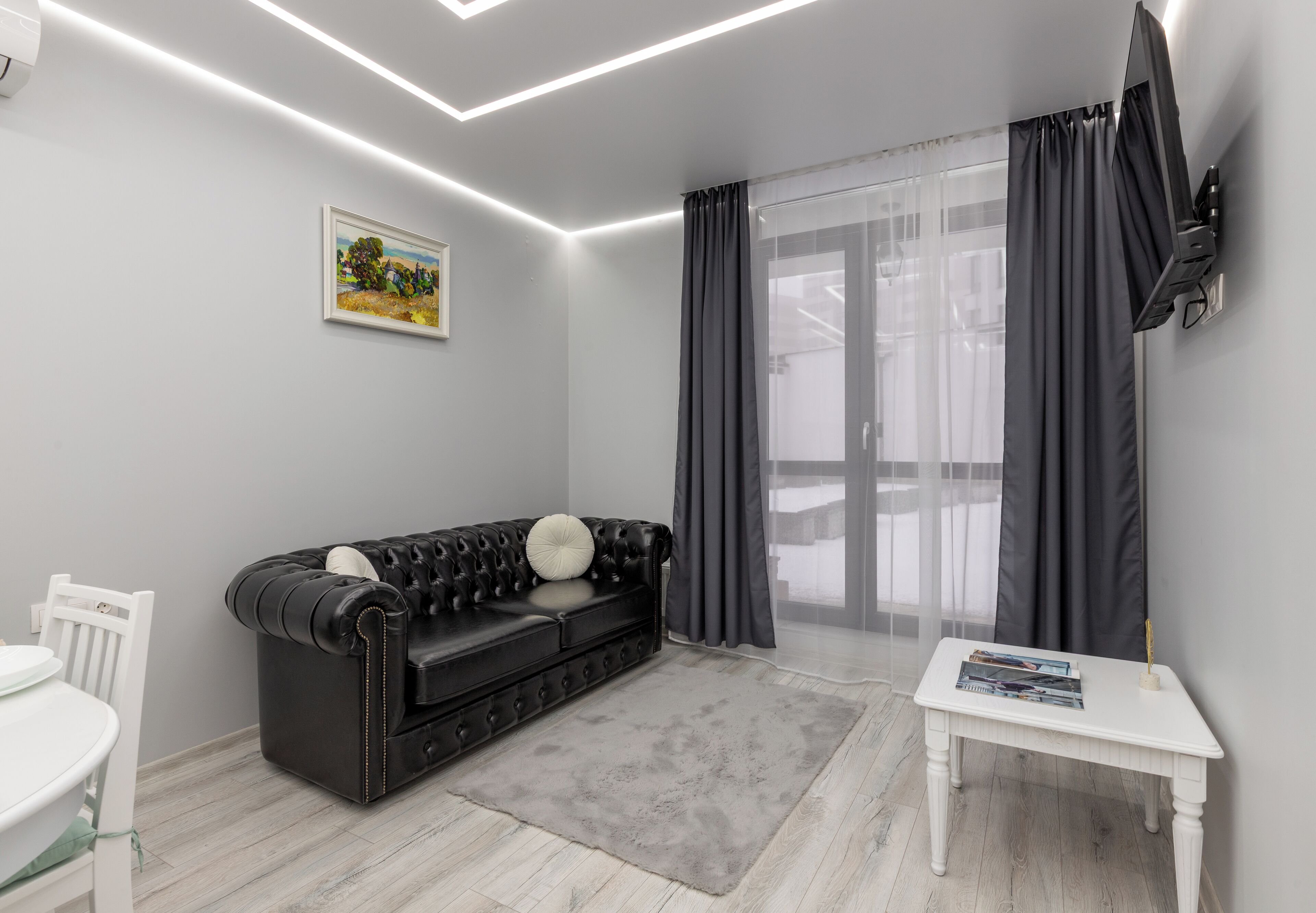 Klassiek appartement, uitzicht op stad | Woonruimte | Een 30-inch plasmatelevisie met kabelzenders en streamingdiensten