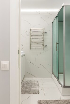 Apartamento clásico, vistas a la ciudad | Baño | Secador de pelo, toallas, jabón y papel higiénico