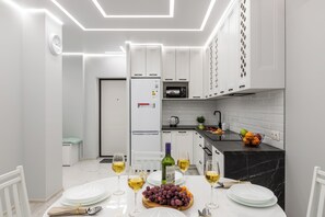 Classic-Apartment, Stadtblick | Essbereich im Zimmer