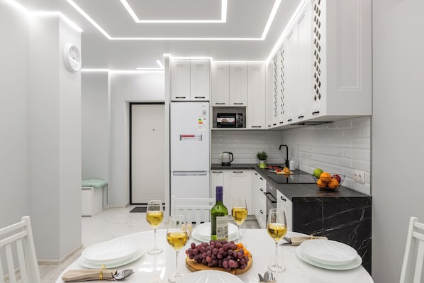 Classic-Apartment, Stadtblick | Essbereich im Zimmer