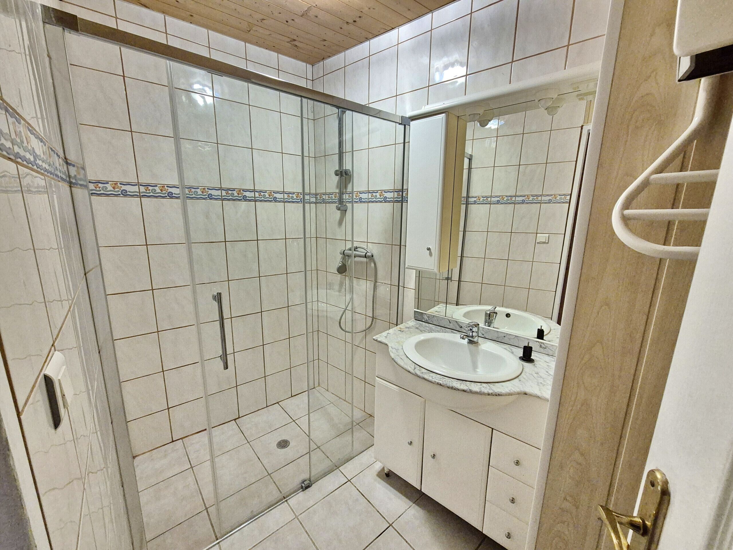 Douche, sèche-cheveux