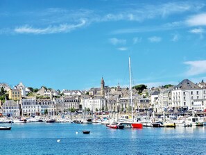 Un port avec des bateaux et des bâtiments.