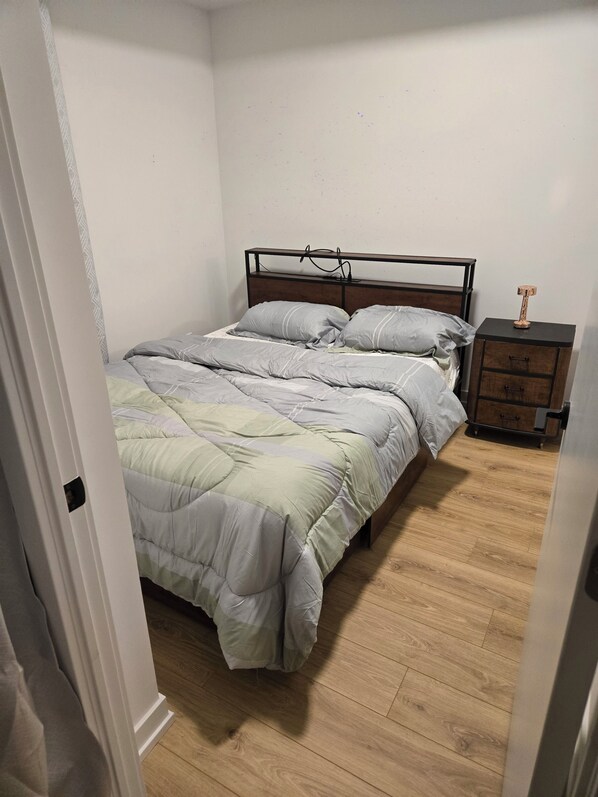 Fer et planche à repasser, accès à Internet, literie fournie