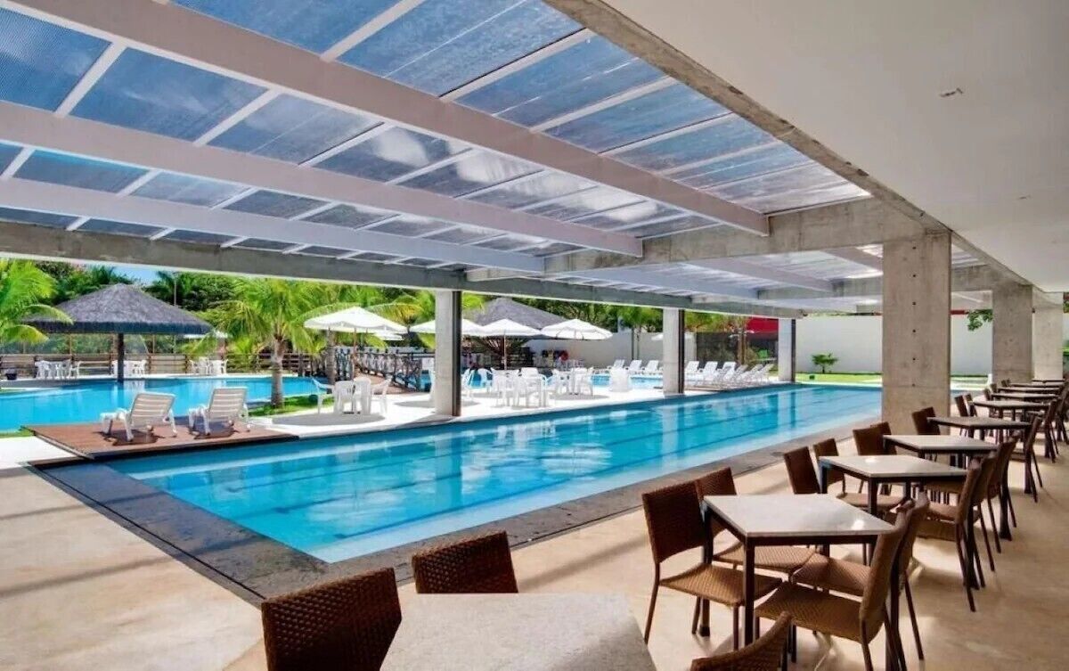 5 piscinas techadas, sillones reclinables de piscina