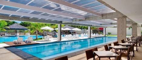 5 kolam renang indoor, dengan kursi berjemur