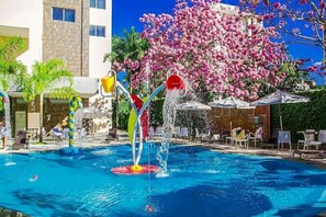 5 indoor pools, open 6:00 AM to 11:00 PM, sun loungers - Apartamento Le Jardin  (Caldas Novas)