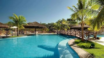 5 piscinas internas, funciona das 6h às 23h, espreguiçadeiras