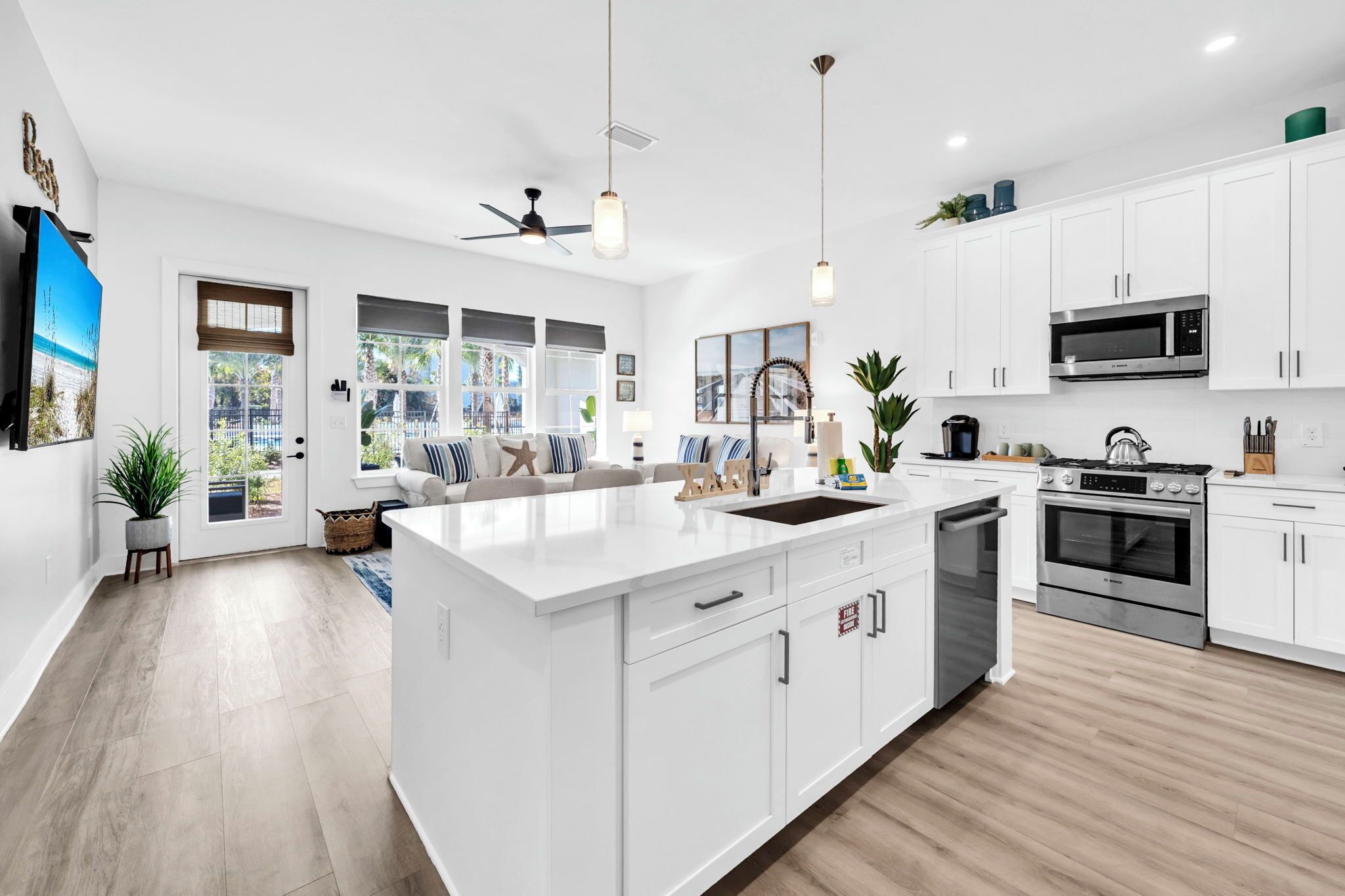 Køleskab, mikrobølgeovn, ovn, kogeplade