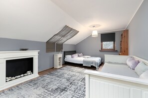 Een bureau, een strijkplank/strijkijzer, reisbedje, wifi