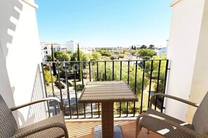 Property grounds - Penthouse, 2-bedroom apartment with pool views (Sucina)